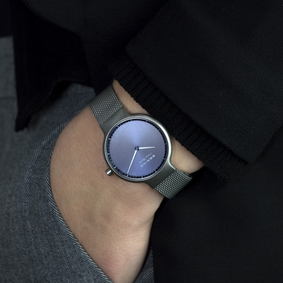Orologio Bering grigio con cinturino in maglia milanese e interno cassa blu