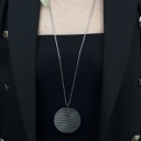 Collana Kemira lunga argentata con disco con righe in rilievo