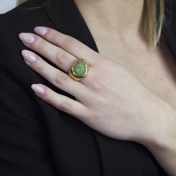 Anello Labriola dorato con ovale in rilievo con zirconi verdi