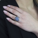 Anello Labriola in metallo argentato con ovale in rilievo con zirconi blu