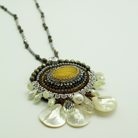 Collana Ottaviani con perle grigie con pendente  con madreperla