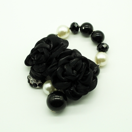 Bracciale Ottaviani con perle bianche e nere e rose in seta